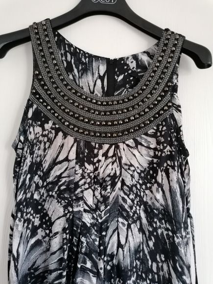 Dorothy Perkins Tops - Dorothy Perkins Top Grey White Beading Round Neck Pretty